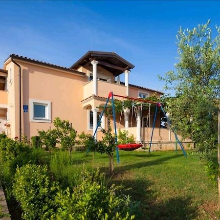 Spacious Apartment With Parking&Garden Marčana Exterior foto