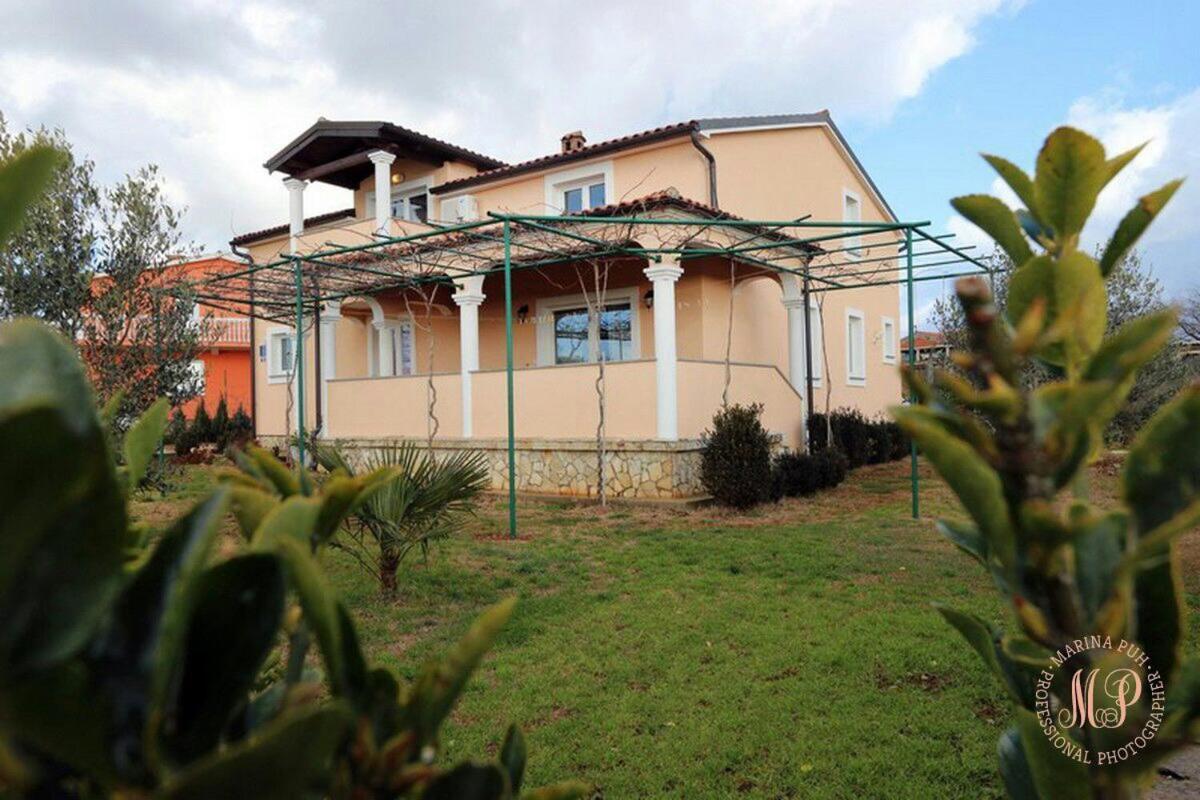 Spacious Apartment With Parking&Garden Marčana Exterior foto