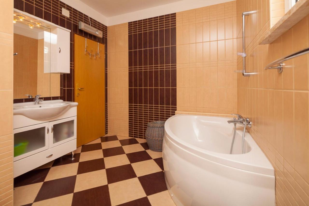 Spacious Apartment With Parking&Garden Marčana Exterior foto